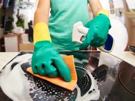 Detailed kitchen cleaning for a Barnes move-out service
